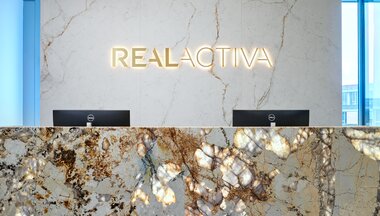 Velkoformátový obklad - Q 028 + Neolith - firemní prostory Praha Velkoformátový obklad - Q 028 + Neolith - firemní prostory Praha